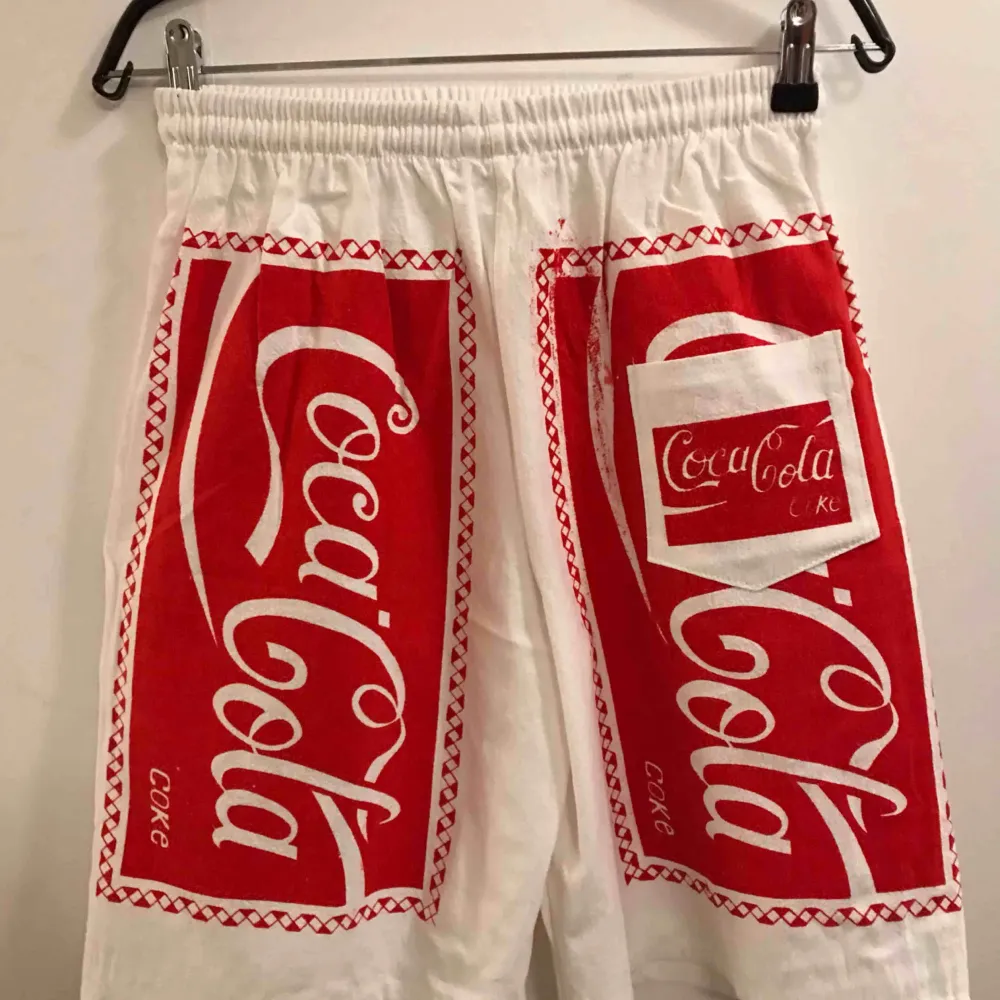 Cola shorts, 2 par solglasögon, 1 par strumpor. Allting helt nytt från min gamla butik och säljes för otroliga 120:- inkl frakt!  Först till kvarn gäller och har ca 3 av denna uppsättning. . Accessoarer.