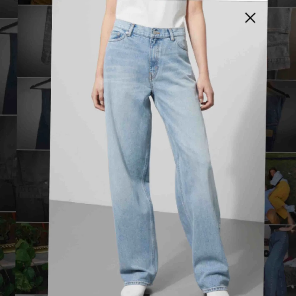 Supersnygga ljusblå jeans från Weekday, modell:rail. Orginalpris:600kr, säljer för 250kr+alternativ frakt. Byxorna är använda ett fåtal ggr o ser så gott som nya ut, förutom att de är skrynkliga på bilden. Storlek:30/30. . Jeans & Byxor.