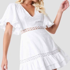  - SLUTSÅLD. Oanvänd vit ”Butterfly Sleeve Dress” från Linn Ahlborgs tredje kollektion med NA-KD. Superfin till studenten eller sommaren/våren.  Eventuell frakt tillkommer på 39:- Nypris: 499:-