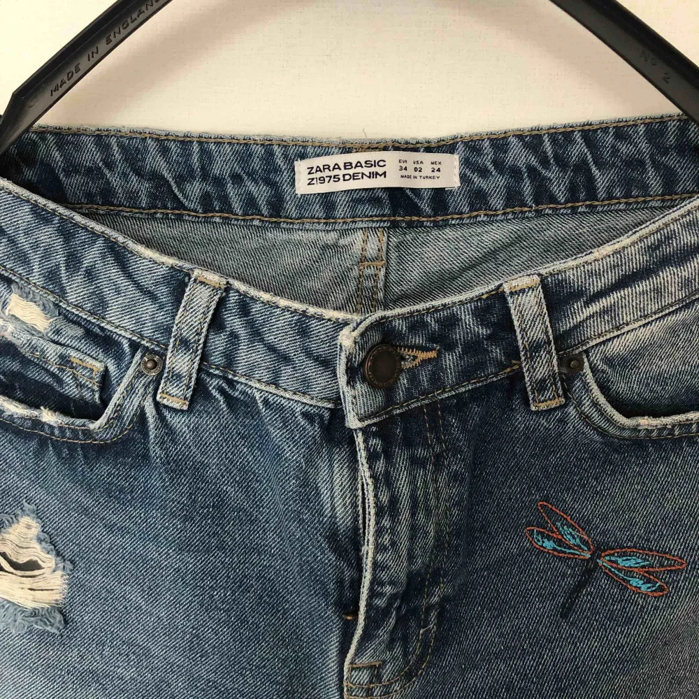 Ny jeans från Zara✨Använt bara en gång, nyskick✨! säljer pga fel storlek.. Jeans & Byxor.