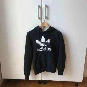  - Svart adidas hoodie använd ett flertal gånger. Super bekväm! Lite osäker på storleken men skulle tippa på storlek S/M. Säljer pga ingen användning💖  Pris går att diskutera
