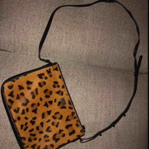  - Väska från Twist&Tango, nypris 1000kr. Inköpt förra sommaren. Något sönderskavd på baksidan, se tredje bilden. 