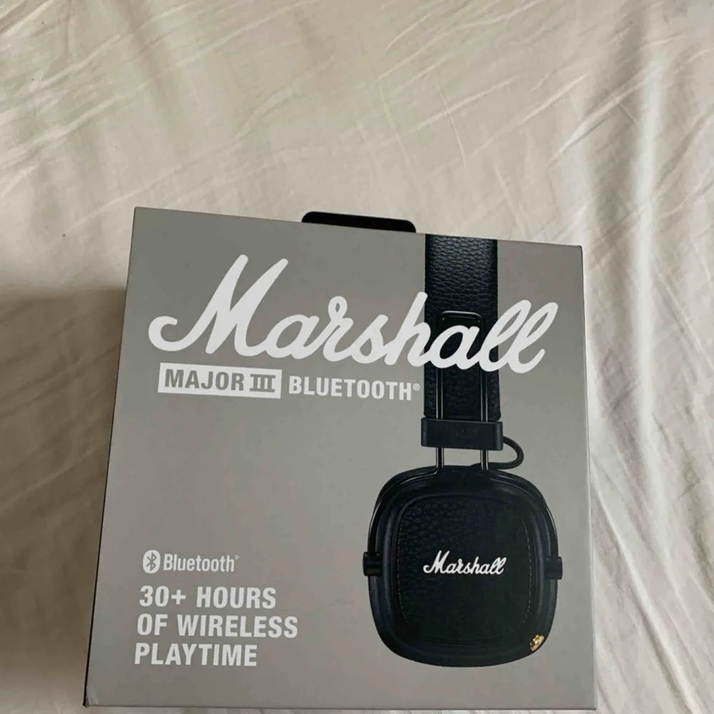 Lägger upp igen då förra buggade :(. Marshall bluetooth major III Hörlurar som är oöppnade. Fick de i kombination med ny mobil men behöver dom inte. I priser ingår frakt! Hör av dig!💞. Övrigt.