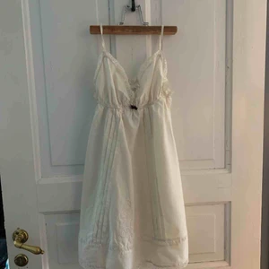  - Klänning från Odd Molly i strl. 0 som passar XS-S. Två små hål( bild 3) som knappt är märkbara. 