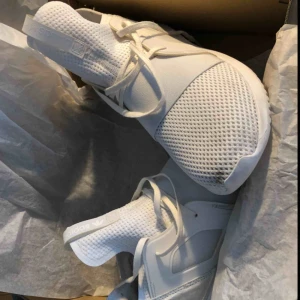  - Adidas skor, köpta två månader sedan, använda 2 gånger. Tyget är lite smutsigt men det tvättas enkelt bort. Kan fraktas dock betalar köparen kostnaderna.  Stl.39  400kr