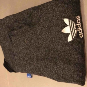  - Adidasbyxor (mjukis) grå