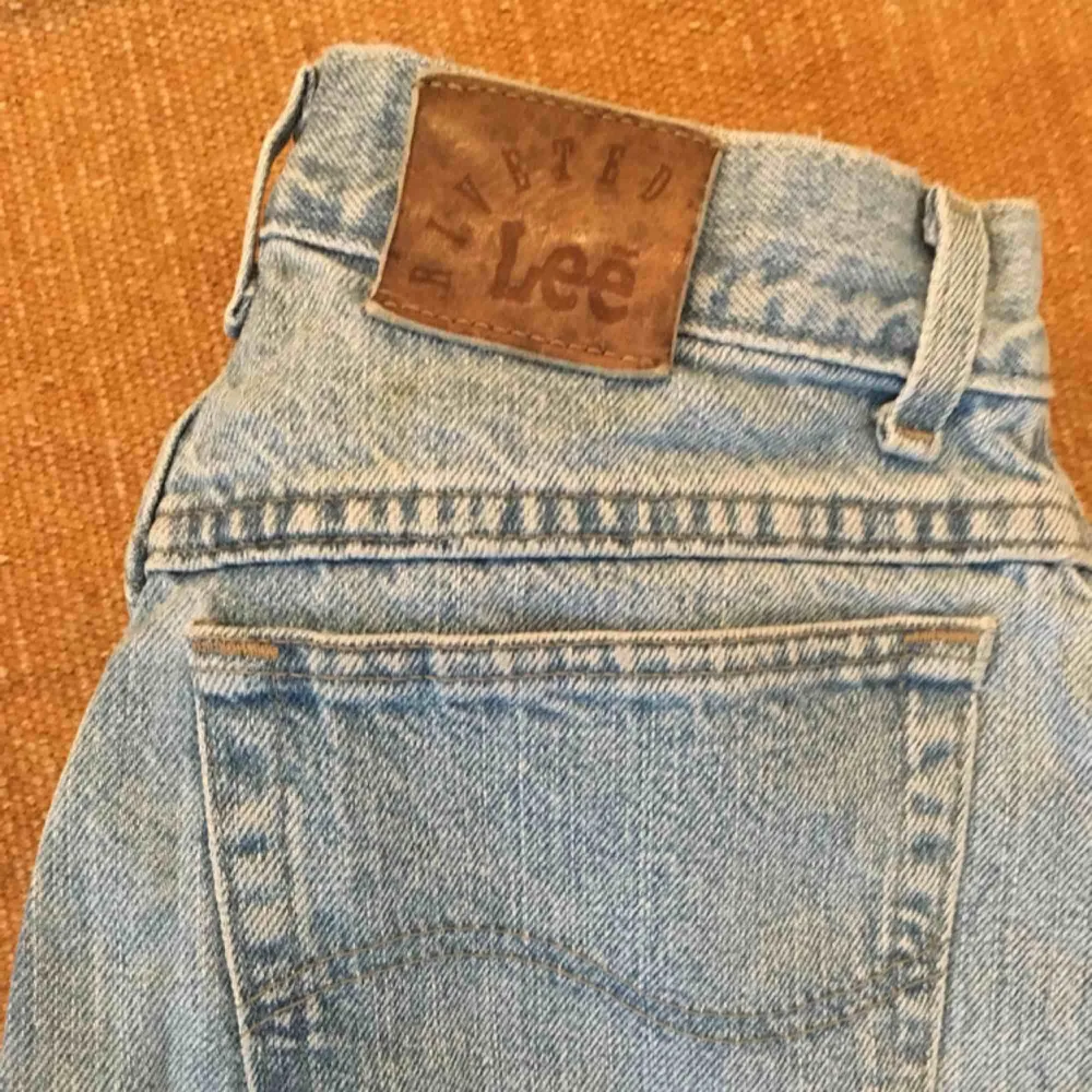 Byxor från Lee. Köpta second hand så finns ingen lapp. Men passar M eller oversized på mig med S. Jeans & Byxor.
