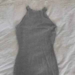 Figursydd miniklänning från Gina Tricot. Nypris runt 300kr. Använd ett fåtal gånger. Grå, superskön, figursydd miniklänning som man även kan göra till en midiklänning. Köptes för 3 år sedan och endast används 3-4 gånger, då jag har för många klänningar. 