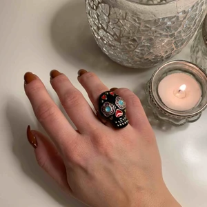  - Cool sugar skull (calavera) ring, skulle säga att den är en S/M. för stor för mig som vanligtvis har storlek 50 i ringar för ringfingret Kan fraktas för 20 kr, annars möte i malmö
