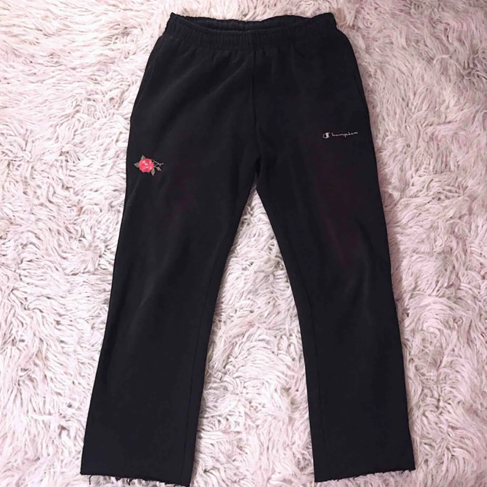 ✨🌹CHAMPION JOGGERS M ROS🌹✨ Stl: märkt XS, funkar på XS-S, elastisk midja och snöre att knyta med. Mått: (mätt platt) midja 34cm, innerbenslängd 60cm, totallängd 87cm. Lite urtvättade i färgen därför billiga! Köparen betalar frakten!. Jeans & Byxor.