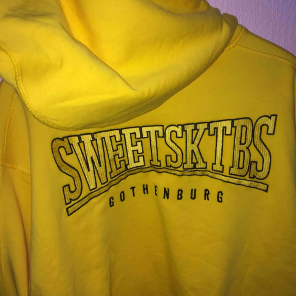 Sweet Sktbs hoodie med ”ballongärmar” från Nelly.com. Köpt för 499kr. Den är så gott som ny, endast testad. Frakt tillkommer!. Hoodies.