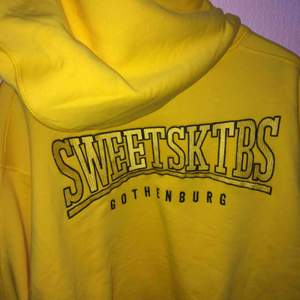 Sweet Sktbs hoodie med ”ballongärmar” från Nelly.com. Köpt för 499kr. Den är så gott som ny, endast testad. Frakt tillkommer!