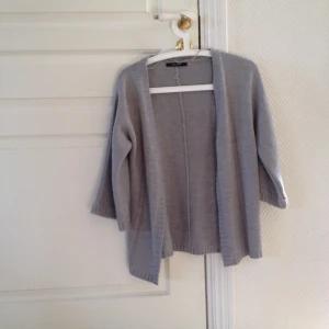 Grå stickad kofta - Grå stickad kofta