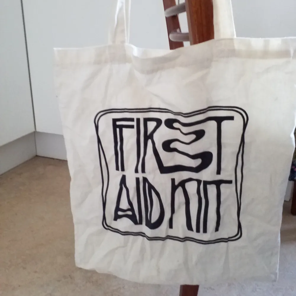 First aid kit-tygpåse, fint skick men fläck på baksidan (går säkert bort). Väskor.