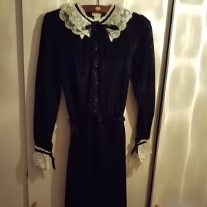  - Superfin vintageklänning med många detaljer. Överdelen är lite transparant med ett fint mönster, skärp i midjan och snörning i hals och vid ärmslut!