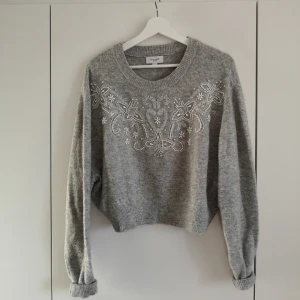  - Grå stickad tröja med pärdetaljer från BikBok. Superfint mönster och fin passform, något croppad