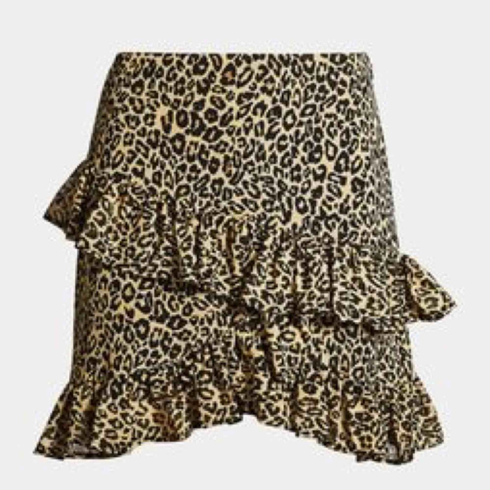 Kjol från Bikbok i leopardmönster, perfekt nu för våren och sommaren. Endast använd en gång! Frakt ingår :). Kjolar.