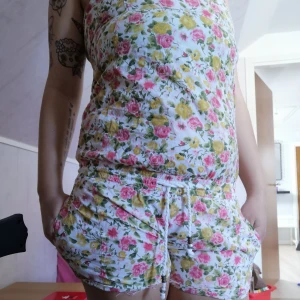  - Storlek: S (jag brukar ha m-l och f-kupa så den sitter inte så bra på mig men fick ändå på den) 30kr + frakt (tro de blir 36kr) Fint skick typ använd en gång