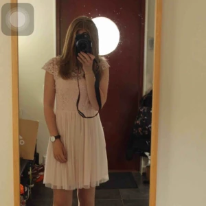  - Puderrosa klänning. Perfekt till bröllop, dop, sommarfest, skolavslutning!   Använd en gång under en skolavslutning för något pr sedan.   Passar en XS/S