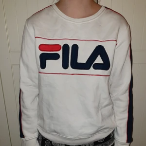 Fila tröja - Vit fila tröja med röd blåa detaljer. Använd fåtal gånger. Storlek 36. 