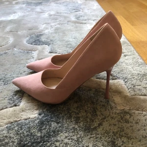 Nya topshop klackar! - Helt nya, klacken är 10cm så kände mig aldrig bekväm att gå ut i de! Köpta förra året på Topshop, nypris 600kr