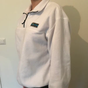 Fleecetröja med tryck - Vit fleecetröja från junkyard. Strl s. Nypris 500kr säljer för 200kr eller bud.💫