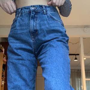 Säljer ett par superfina högmidjade jeans. På mig som är 170 går de ner till fötterna. Använda 1 gång och säljer pga att jag har för mycket jeans! Kan postas eller mötas upp i Stockholm. Frakt tillkommer på 44 kr. 