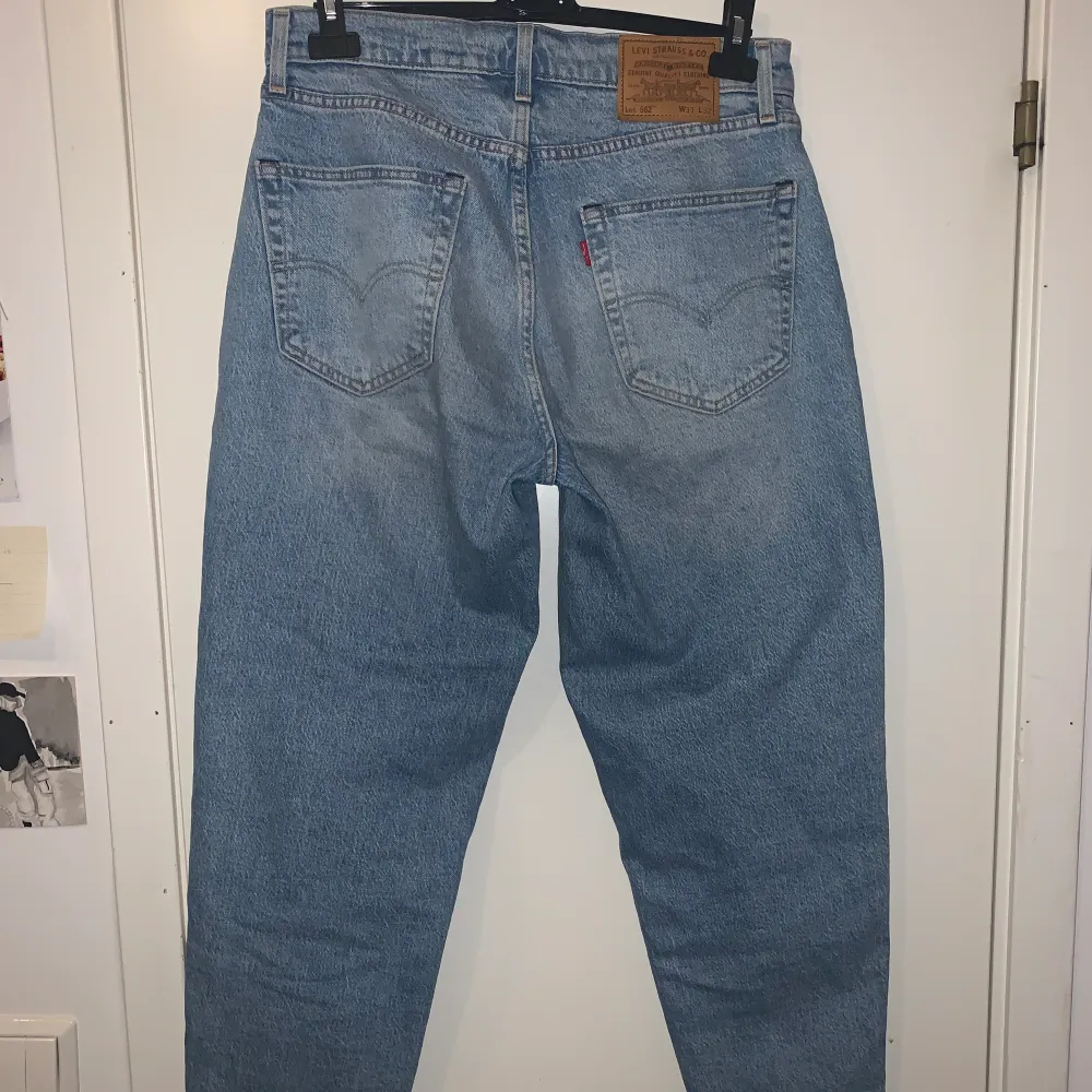 Levis jeans lite loose fit, bekväma och bra året runt, nyskick och köpta för typ 1 månad sen köptes för 1000kr och nu för halva priset lika fina som nya för bara 500kr!!Jag är 168cm och brukar köpa M om man behöver en referens. om du inte kan komma och hämta dom får du betala för frakten. Jeans & Byxor.