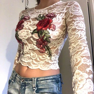 Finaste toppen!  - En så fin nättop från Parisian fashion! Passar perfekt till fest eller finaste tillställningar💕💕💕 Passar XS och S (jag är S men den är lite för liten i bysten för mig, D kupa) Skickar gärna fler bilder🤩 Den har gått upp lite i ena brodyren längst ner, knappt märkbart men kan skicka bild vid intresse😊