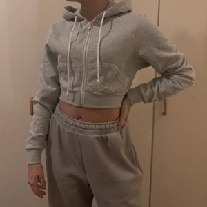 Croppad hoodie - Trendig cropped hoodie, Inte den från shein men en som är identisk. Passar någon med Xs, skriv för fler bilder✨ Om många är intresserade blir det budgivning💕 Startbud 150 kr