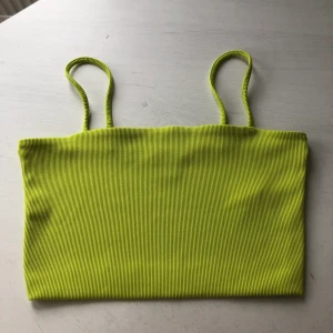 Neonfärgat linne - Den perfekta festtoppen!! Ribbad i en grön neonfärg. Sitter galet snyggt.  Har massor av snygga toppar uppe på min profil - kombinera gärna fraktpriset genom att köpa andra plagg. 🤩