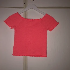 Neonrosa topp - Såsåså söt topp, storlek 134-140 men passar en xs:are då den är väldigt stretchig. Från Lindex 