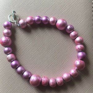 Armband med rosa  - Armband med rosa pärlor. Frakt betalar köparen. 