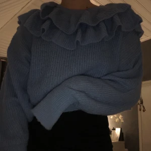Gullig tröja - Gullig blå tröja. Använd fåtal gånger, i nyskick.       Köparen står för frakt, 60kr.                              Stolek: 34-36. Märke: Zara 💙💙💙