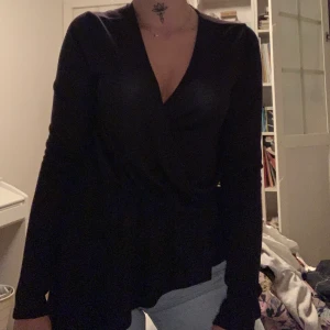 Blus från Gina tricot. Storlek m - Blus från Gina tricot i storlek M. Knappt använd. 