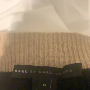 Kjol från Marc jacobs - Super snygg stickad kjol från Marc Jacobs, perfekt nu till hösten. Hör av er om ni har frågor eller vill ha fler bilder 💓priset kan diskuteras