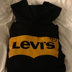 LEVIS HOODIE - Superfin Hoodie från Levis i storle XS, men skulle absolut säga att den passar s- m oxå, då den är väldigt oversize 🦋