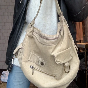 Beige Manchester väska - As ball beige manchester väska! Köpt på humana för cirka 200kr! Aldrig använd och i jättebra skick! Lägg ett bud i kommentarerna från 180kr💓 (buda minst med 15kr) köpare står för frakt💓 KÖP DIREKT FÖR 300kr