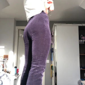 Lila brallor st 36 - Säljer dessa superfina långa lila brallor!! Tyvärr för små i midjan för mig :( jag är 163 cm lång och de går typ till hälen på mig 💚
