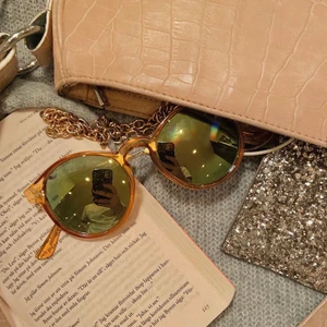 Kvalitativa Solglasögon med UV-400 certifikat. - Hej! Jag säljer dessa kvalitativa solglasögon i 3 färger då dem är från ett UF företag och vi blev kvar med ett stort lager eftersom beställningen kom månader försent pga Covid-19. Solglasögonen har ett Uv certifikat 400 vilket kan jämföras med samma kvalite som solglasögon som Rayban, Chimi, etcetera.