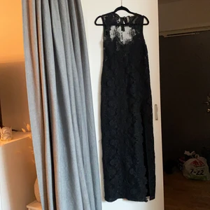 Ida Sjöstedt klänning storlek 38 - Svart Ida Sjöstedt klänning, v formad öppen rygg och ett slits vid vänstra benet. 