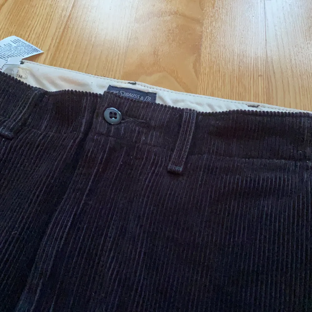 Raka manchester byxor från Levis i strl W32 L32, mycket bra skick. . Jeans & Byxor.