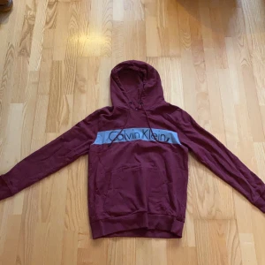 Calvin Klein hoodie - Vinröd Calvin Klein hoodie i bra skick.