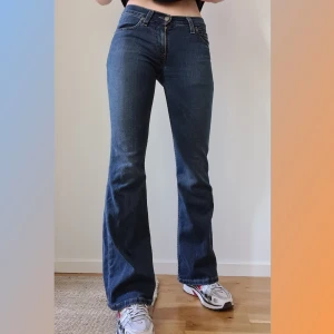 Lågmidjade Levi's jeans  - Vintage lågmidjade levis jeans. Säljer då de är försmå för mig. Jag är 172cm lång. Frakten är 60 kr. Bara att skriva om du har frågor :) högsta bud: 170
