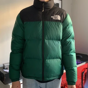Grön North Face nuptse jacka - Säljer min skitcoola gröna North Face jacka som tyvärr har blivit för liten. Den är storlek XL i barn men passar S i vuxen. Den är en nuptse modell vilket menas med att den bara har 3 puffar och är en lite exklusivare modell! Om flera är intresserade så buda i kommentera eller skicka privat. Frakten ingår men kan också mötas upp söder.