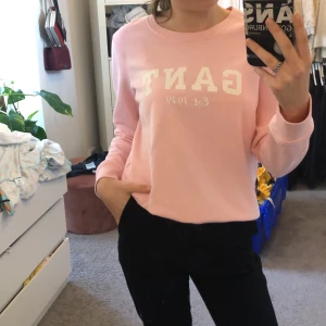 Rosa gant sweatshirt  - Gant sweatshirt som nästan aldrig är använd i stl M så den är lite over size för mig som vanligtvis brukar ha xs eller s
