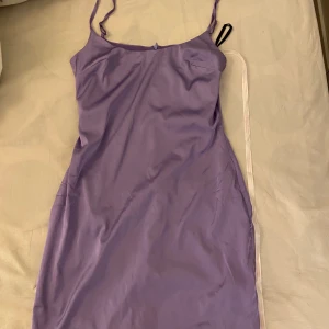 satinklänning - Superfin Lila satinklänning från Missguided! Helt oanvänd, lappen är kvar! Superbra passform passar en 36 men även en 38