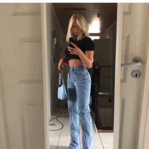 Blåa jeans med slits - Säljer vidare dessa jeans med slits som jag köpte här på plick då de tyvärr är förstora. Skicket är som nytt då både jag och den tidigare ägaren endast har testat byxorna. Jag är 173 cm och de går till hälarna på mig. Köparen står för frakt.