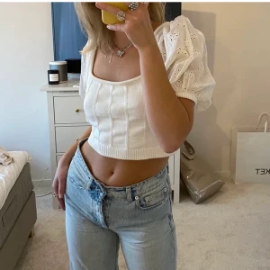 Topp från Zara - Jättefin topp från zara med puffärmar, passar jättebra till fest och vardags!!💕 Bilderna är från förra säljaren men måste tyvärr sälja vidare den då jag inte fått någon användning av den, så oanvänd av mig🌸