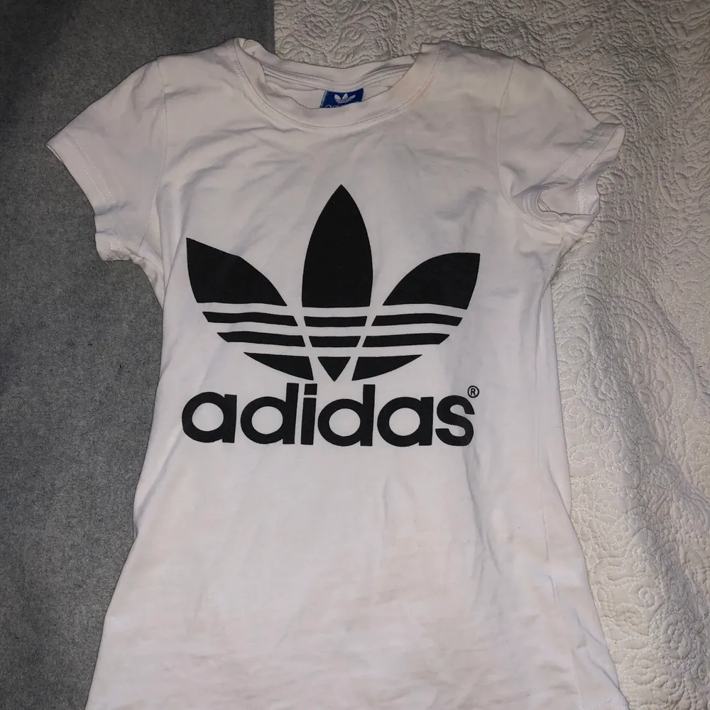 Säljer denna snygga Adidas T-shirten eftersom den inte kommer till användning. Den är i bra skick, använd fåtal gånger. Tröjan kan användas till vardags eller träning. Det är ganska strechigt material så kan tänka mig att den även passar storlek M. Vid många intressen påbörjas budgivning🥰. T-shirts.